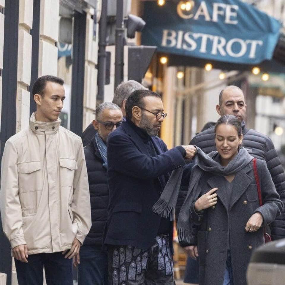 صور الملك محمد السادس نصره الله بمعية نجليه بباريس تشعل مواقع التواصل الاجتماعي ‏ 