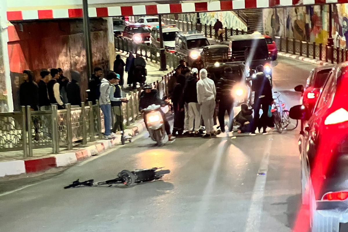 إصابة شاب في حادث اصطدام بين دراجة كهربائية وسيارة من نوع بيكوب بخريبكة 