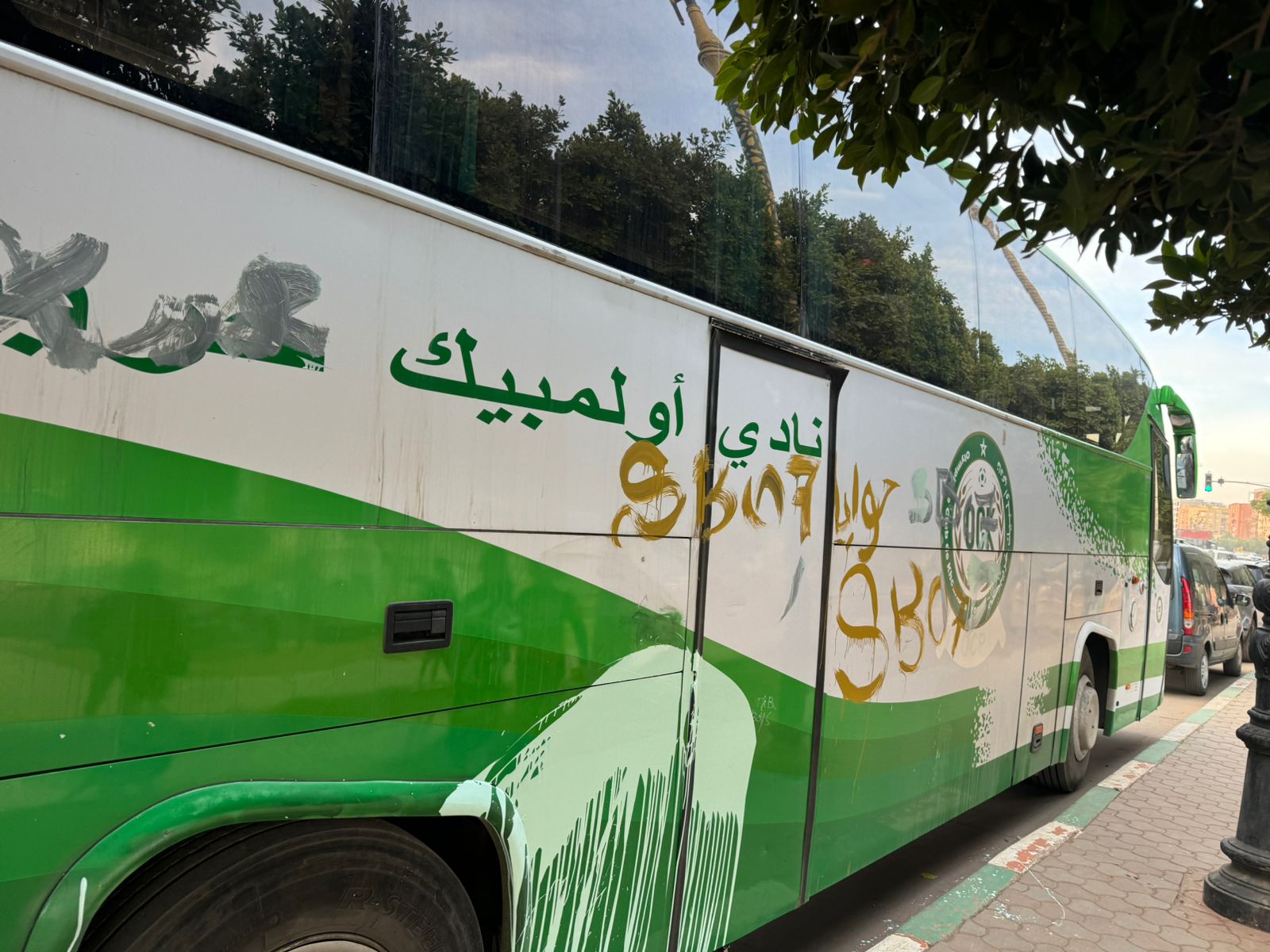 تفاصيل الإعتداء على حافلة أولمبيك خريبكة ببني ملال 