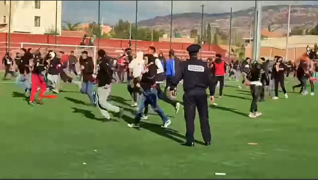 الشغب يضرب بقوة في مباراة شباب أطلس خنيفرة والكوكب المراكشي 