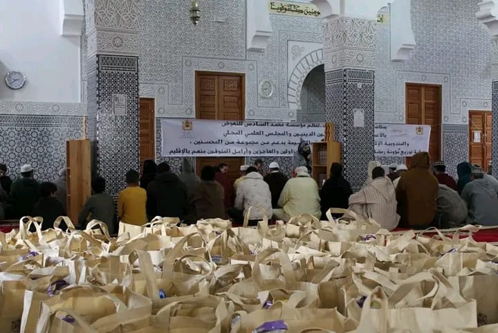 عملية توزيع قفة رمضان تستهدف دعم 262 قيّماً دينياً بالحسيمة 