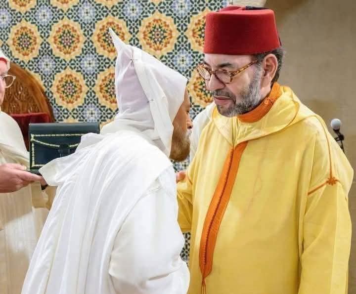 الملك يسلم جائزة محمد السادس للكتاتيب القرآنية (فرع المردودية) للفقيه عبد الله ريس من تيزنيت 