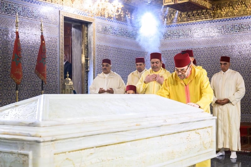 الملك محمد السادس يترحم على جده محمد الخامس‎ 