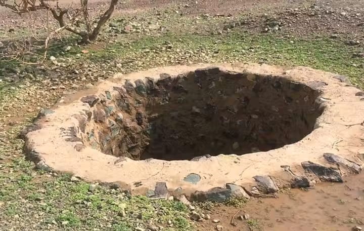 الحسيمة: مواطنون ينقذون طفلين من بئر مهجور بالقرب من الأكشاك المتواجدة على شاطئ السواني 
