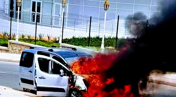 تماس كهربائي يتسبب في احتراق سيارة بالحسيمة دون إصابات بشرية 