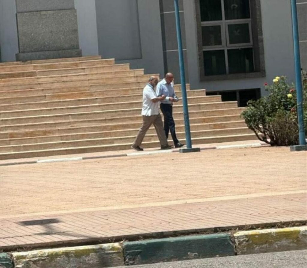 الفريق طاح.. الجماهير غضبانة.. والكرسي عزيز! لكنوزي وحمار راسلو العامل باش يبقاو.. والباشا سخط عليهم!” 