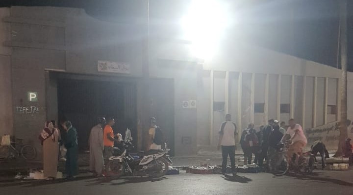فوضى بيع السمك بخريبكة الشارع يتحول لسوق والروائح الكريهة تزكم الأنوف 