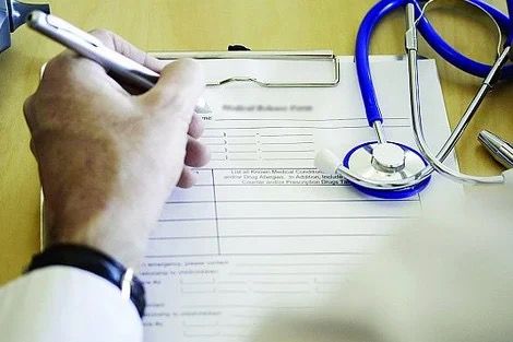 توقيف طبيب ومساعدته ووسطاء متورطين في قضية شواهد طبية وهمية بمراكش