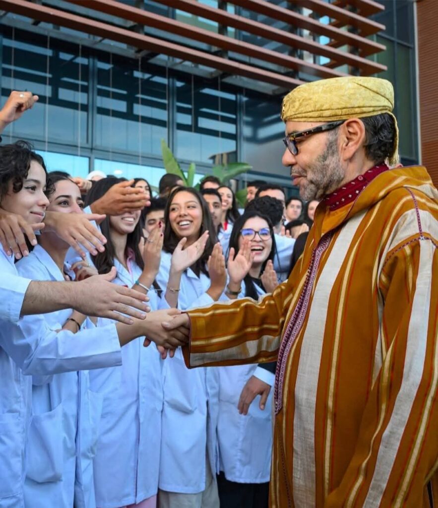 جلالة الملك يدشن المركب الاستشفائي الجامعي الدولي محمد السادس للرباط ويأمر بافتتاح نظيره بأكادير 