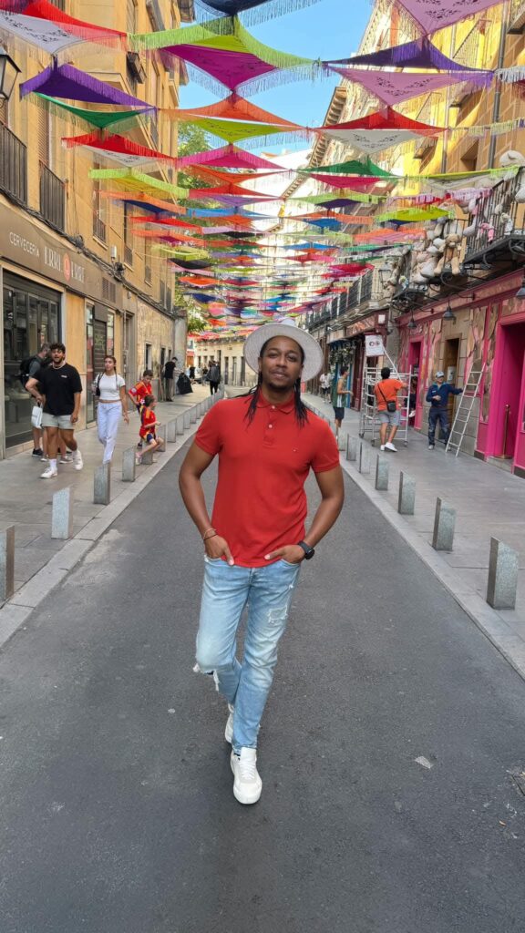 ابن خريبكة يتوج في برشلونة… محمد عبيدي يوقع اسمه في سماء الفن الأوروبي ويفوز بالجائزة الكبرى 