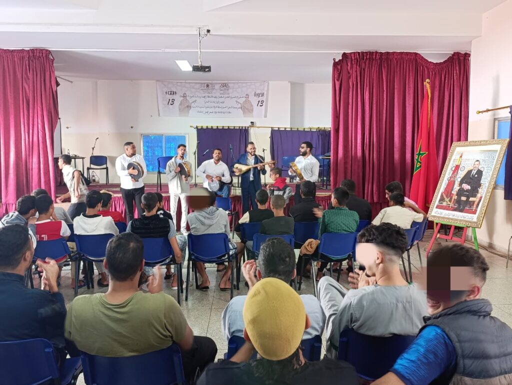 إيقاعات “الوتار” تنشر الدفء داخل أسوار السجون 