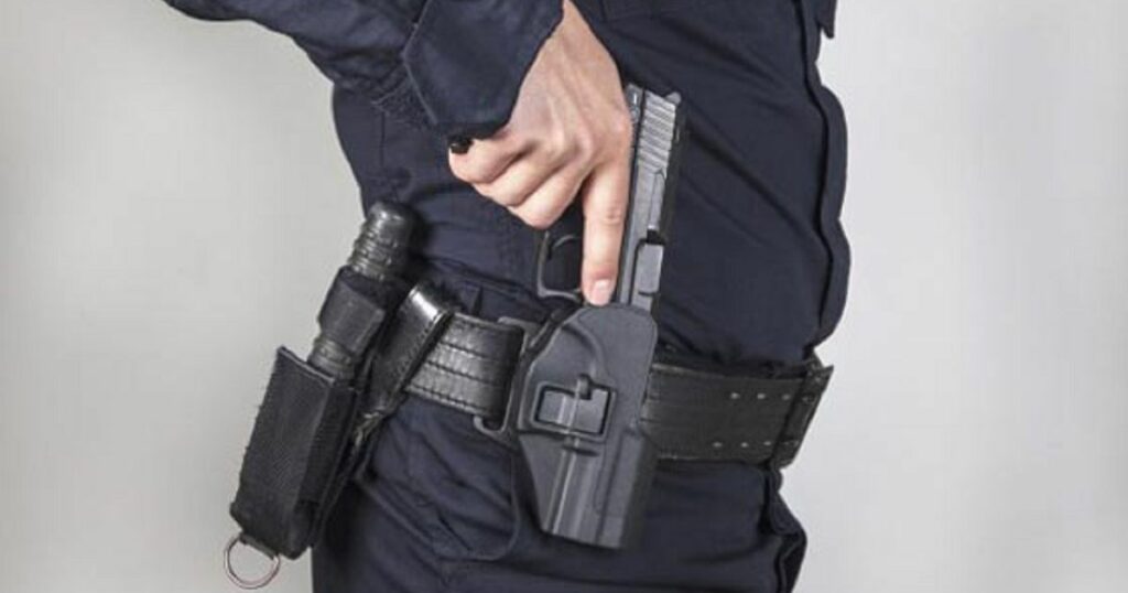 اليوسفية.. موظف شرطة يستعمل سلاحه الوظيفي لتوقيف شخص رشق عناصر الأمن بالحجارة 