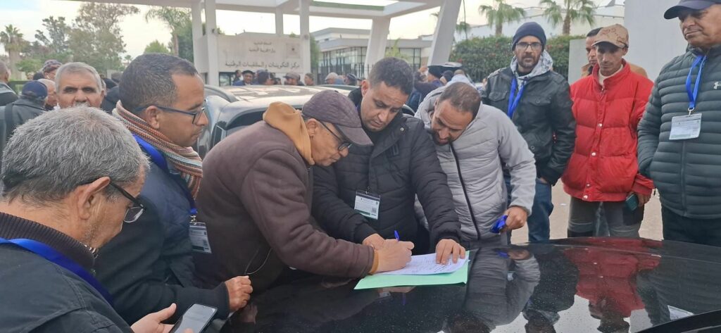 جمع عام في الشارع وانتخاب خارج القاعة… أندية تستنكر وتطرح سؤال الشرعية في جامعة الكرة الحديدية ..؟