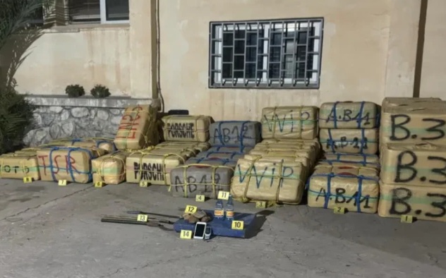 أمن بني ملال وخريبكة يحبطون عملية تهريب كبرى ويوقفون شاحنة محمّلة بالمخدرات بعد مطاردة هوليودية وإطلاق نار 