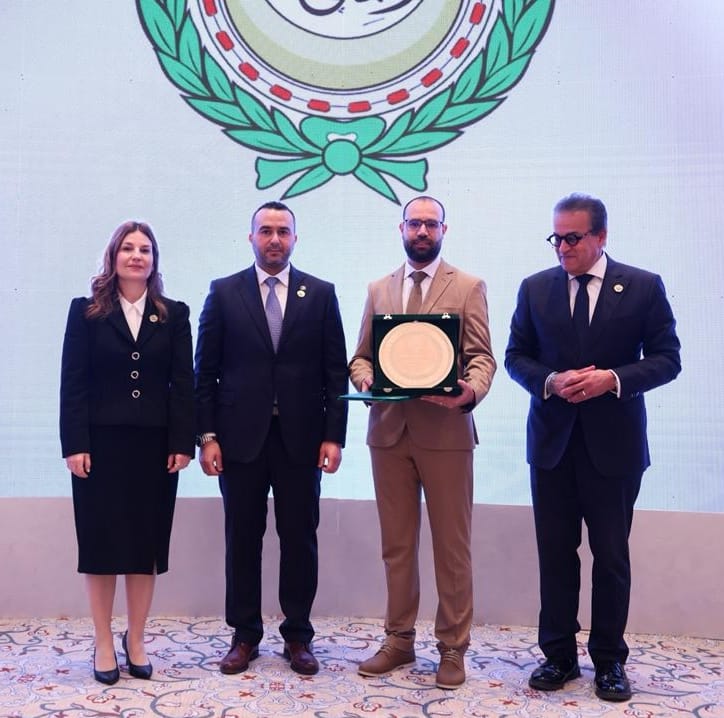 تتويج عبد القادر العلالي بجائزة التمريض العربي لسنة 2025 