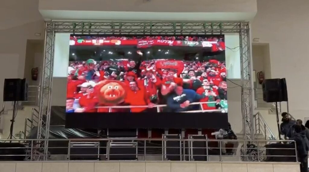 متطوعو Act4Community Khouribga يربطون الليل بالنهار لتحويل القاعات المغطاة إلى فضاءات جماهيرية لدعم الأسود 