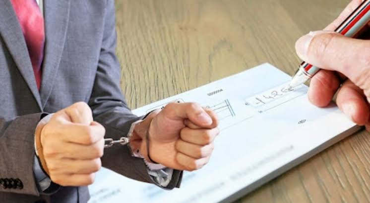 الإفراج عن منعش عقاري في قضية شيك 340 مليون بخريبكة يفتح نقاشًا قانونيًا حول تسجيلات خطيرة وشبهات ربا 