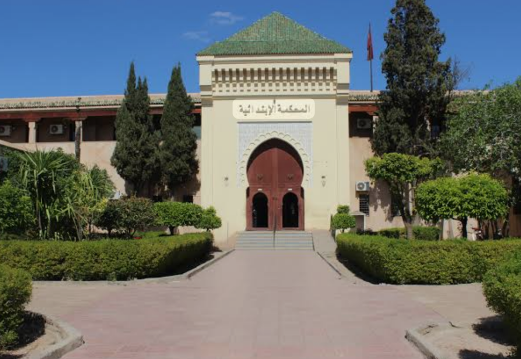 النيابة العامة بمراكش تضرب بيد من حديد على السمسرة وانتحال الصفة بمحيط المحاكم 