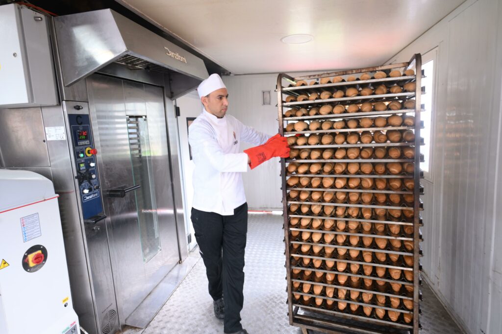 القصر الكبير .. المديرية العامة للأمن الوطني تعبئ وحدتين متنقلتين لتموين الساكنة المتضررة 