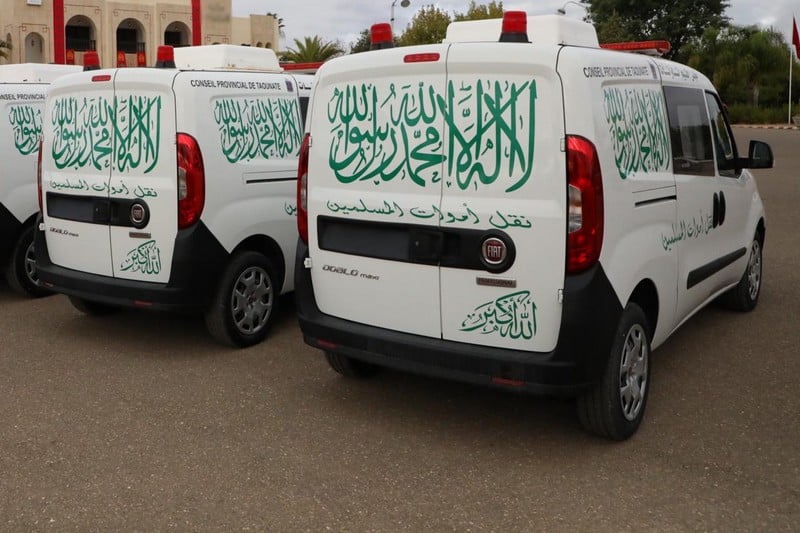 الحكومة تتراجع عن قرار منع كتابة «الشهادتين» على سيارات نقل الموتى 