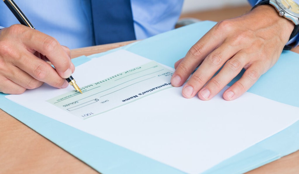 قانون الشيكات الجديد يُنهي المتابعات القضائية ويُسقط السجن بأثر رجعي