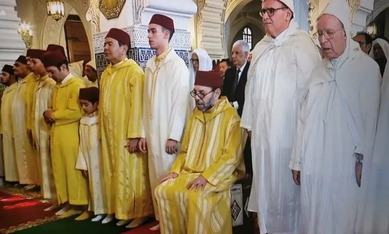 أمير المؤمنين يؤدي صلاة عيد الفطر بالرباط ويتقبل التهاني في أجواء روحانية مهيبة 