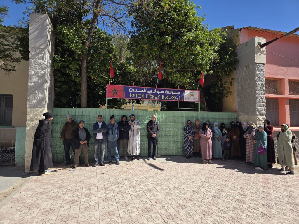 فضيحة تعليمية بوادي زم.. تلاميذ مدرسة «مولاي الحسن» خارج الفصول وأولياء الأمور يصرخون: أنقذوا أبناءنا