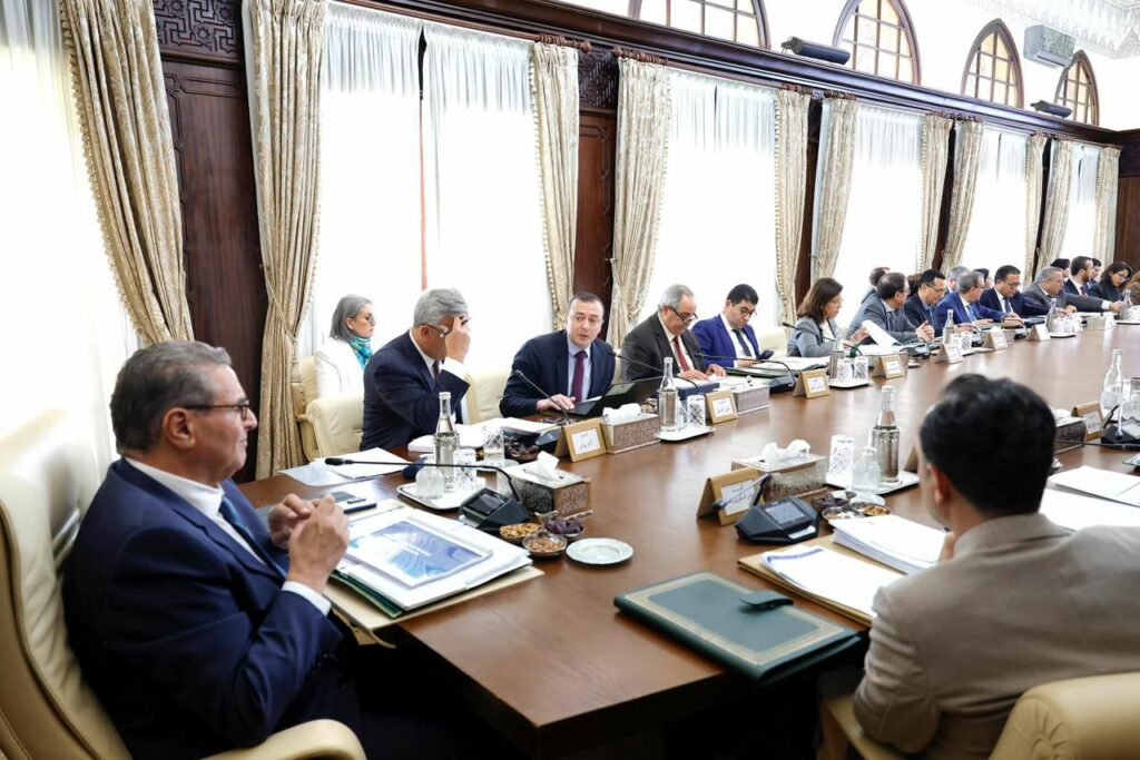 أخنوش يضخ 86 مليار درهم في الاقتصاد: 44 مشروعاً استثمارياً توفر آلاف فرص الشغل