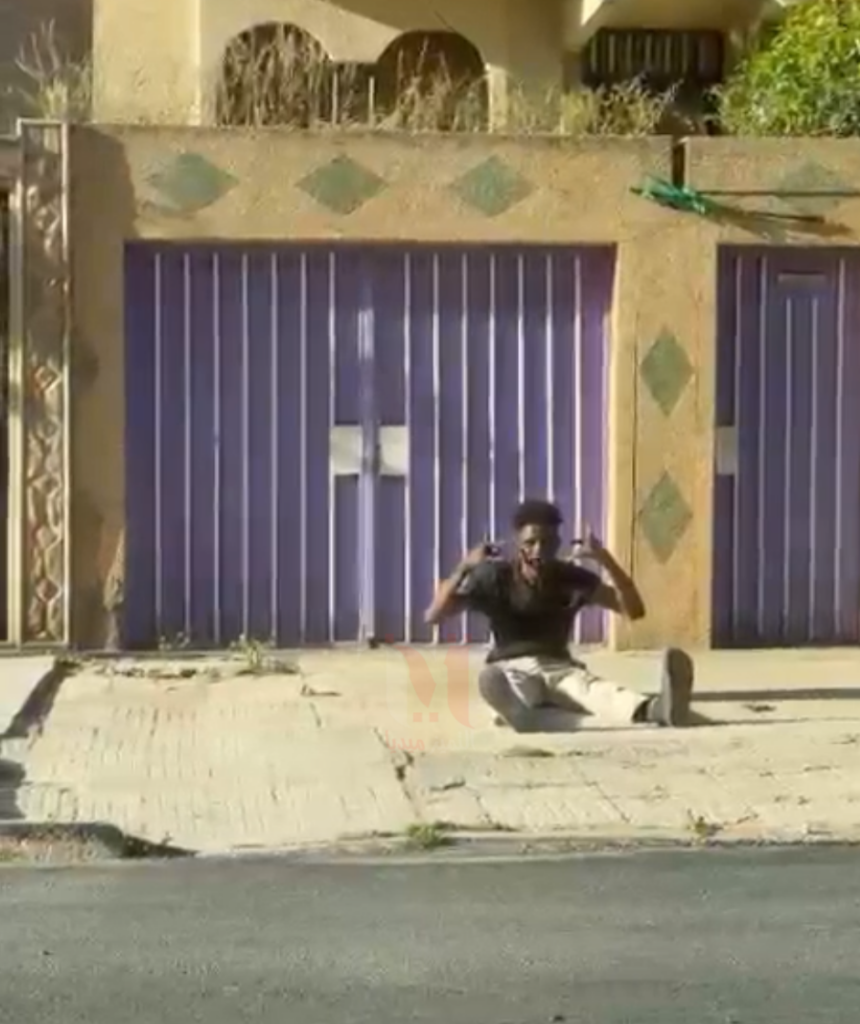 خريبكة: توقيف شخص من دول جنوب الصحراء في حالة هيجان وسط المدينة ونقله إلى المستشفى