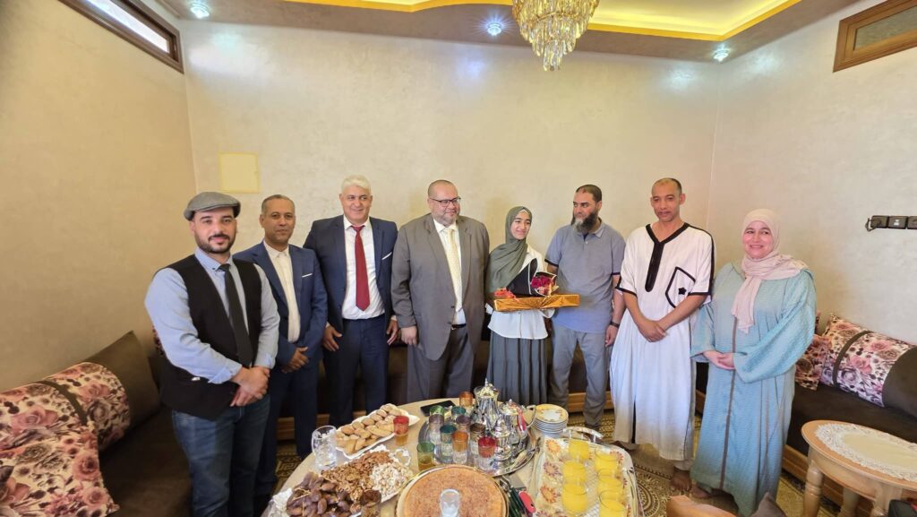 أعلى معدل بجهة بني ملال خنيفرة.. مسؤولو التربية يكرمون التلميذة أسماء الحمامي بمنزل أسرتها