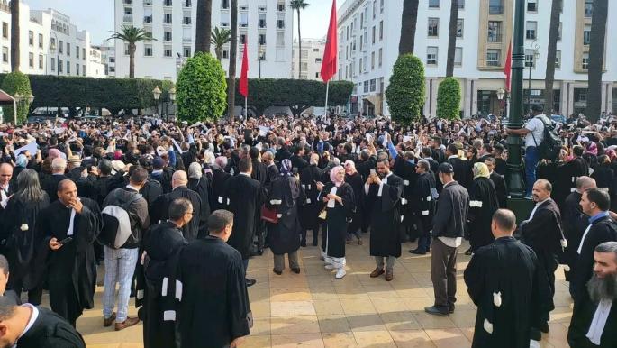 جمعية هيئات المحامين بالمغرب تصعد احتجاجاتها وترفض قانون المهنة المصادق عليه وتعلن خطوات نضالية جديدة 