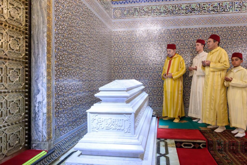 الملك محمد السادس يترأس حفلاً دينياً بضريح محمد الخامس إحياءً للذكرى الـ28 لوفاة الملك الحسن الثاني