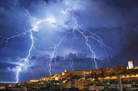 المديرية العامة للأرصاد الجوية تصدر إنذارا برتقاليا بشأن زخات رعدية وبَرد ورياح قوية وطقس حار بعدة مناطق